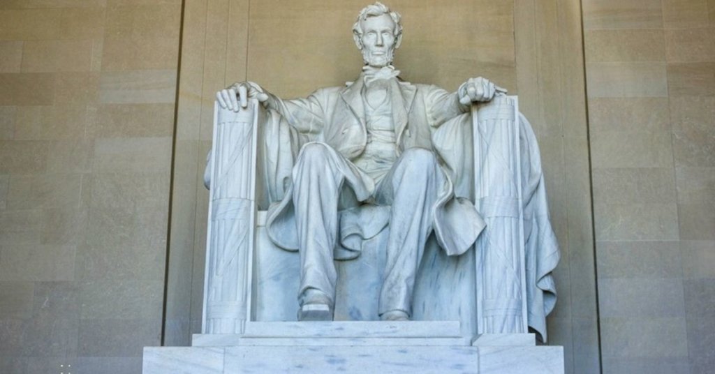 A photograph of the Lincoln Memorial.