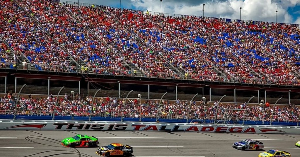 Twitter has Bubba Wallace's back after a noose was found in his NASCAR garage. 2